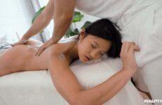 naked japanese gets sexy massage
